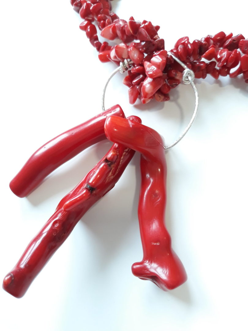 Collar Corto con Chips de Coral y 3 Ramas Centrales