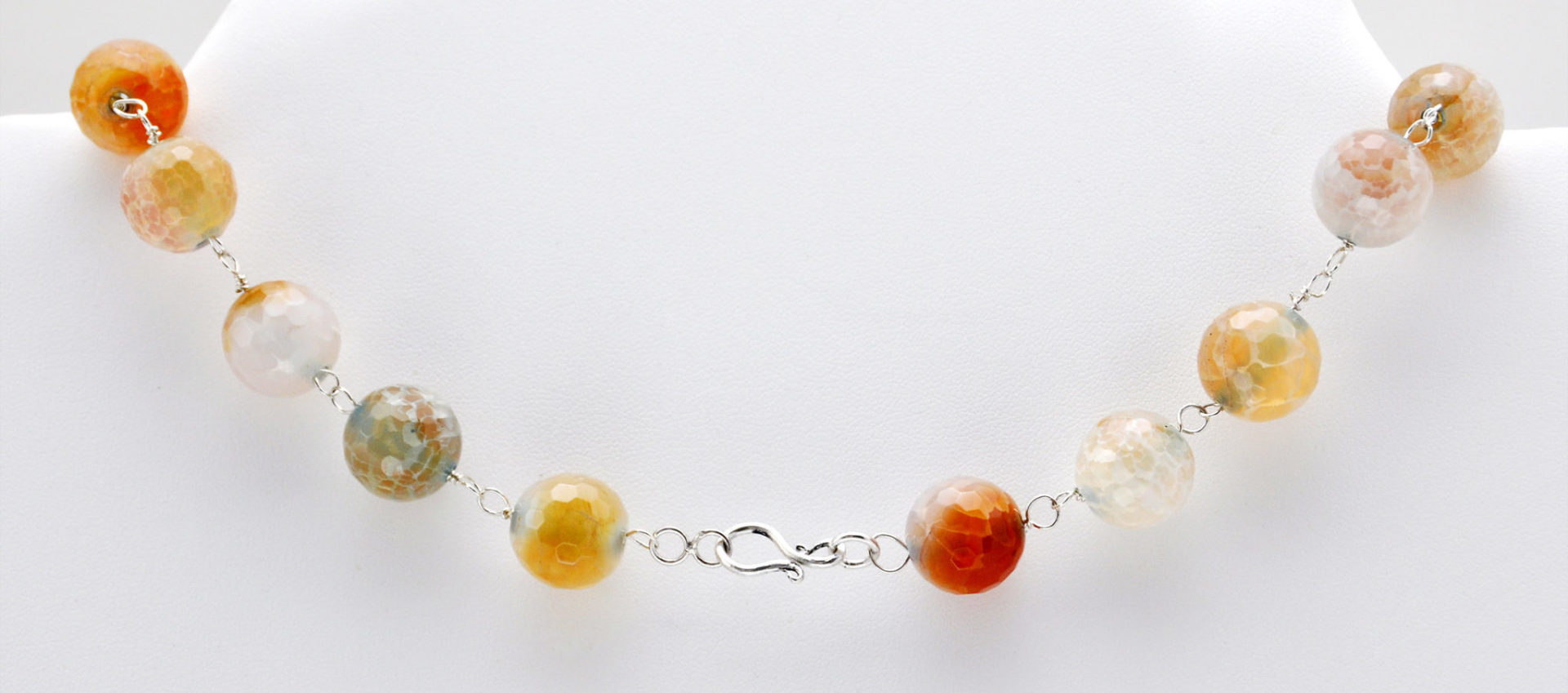 Collar Corto en tonos Grises y Tostados