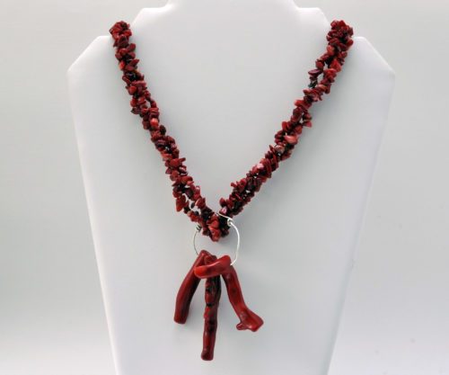 Collar Corto con Chips de Coral y 3 Ramas Centrales