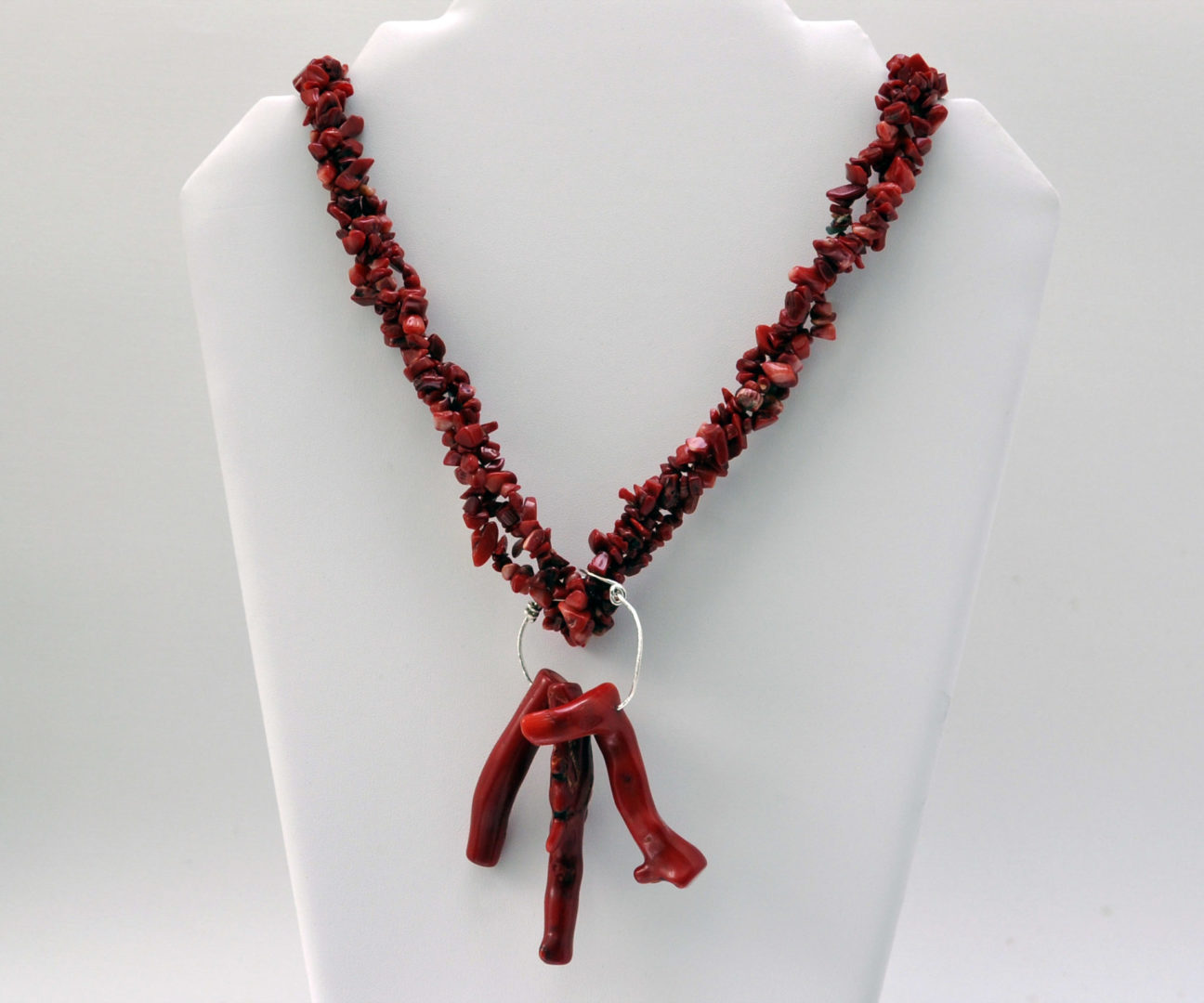 Collar Corto con Chips de Coral y 3 Ramas Centrales