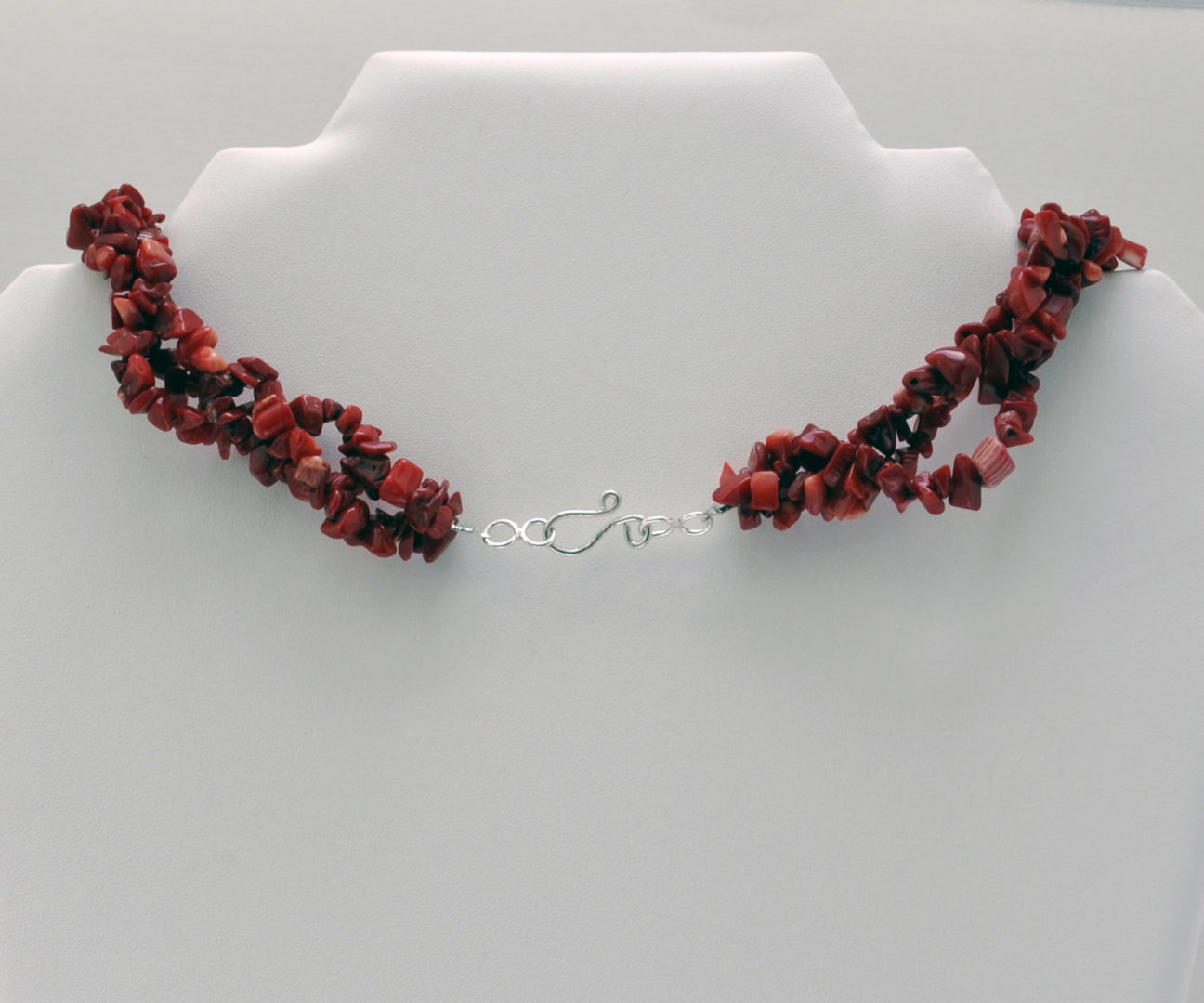 Collar Corto con Chips de Coral y 3 Ramas Centrales