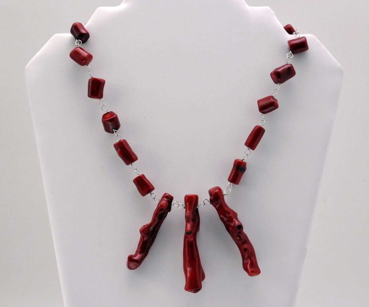 Collar Corto con 3 Ramas de Coral Bambú Centrales