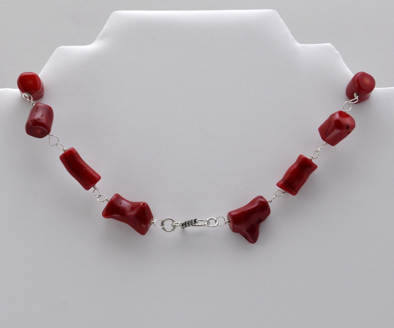 Collar Corto con 3 Ramas de Coral Bambú Centrales