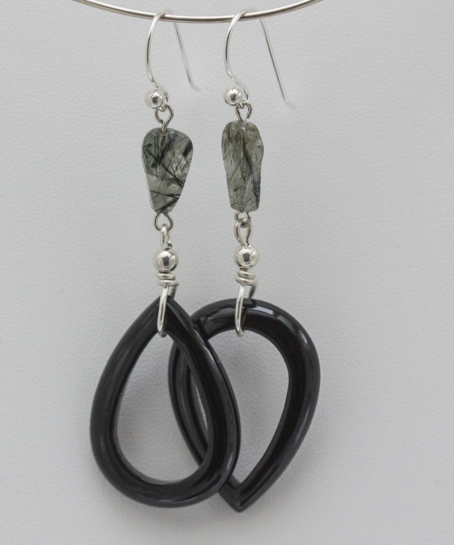 Pendientes en Plata con piedras en forma de gota de Ónix y Ágata Turmalinada