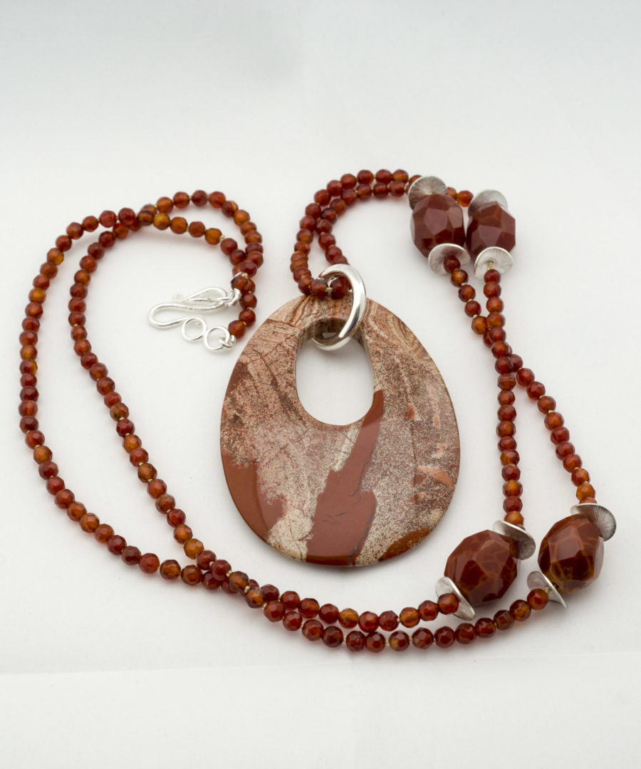 Colgante de Jaspe con Ágatas de Fuego en Plata.