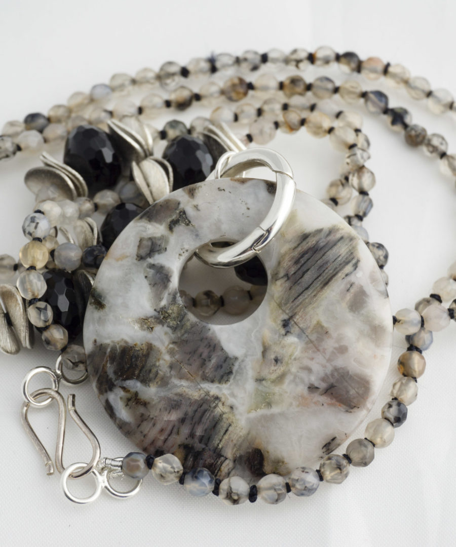 Colgante de Jaspe Redondo, Cuarzo Turmalinado y Piedras de Ónix