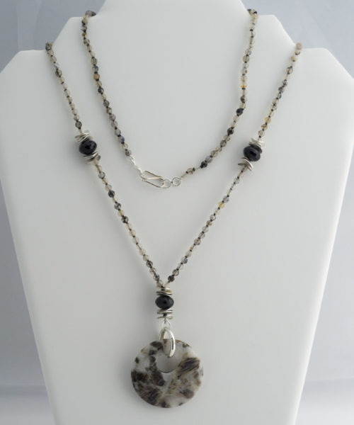 Colgante de Jaspe Redondo, Cuarzo Turmalinado y Piedras de Ónix