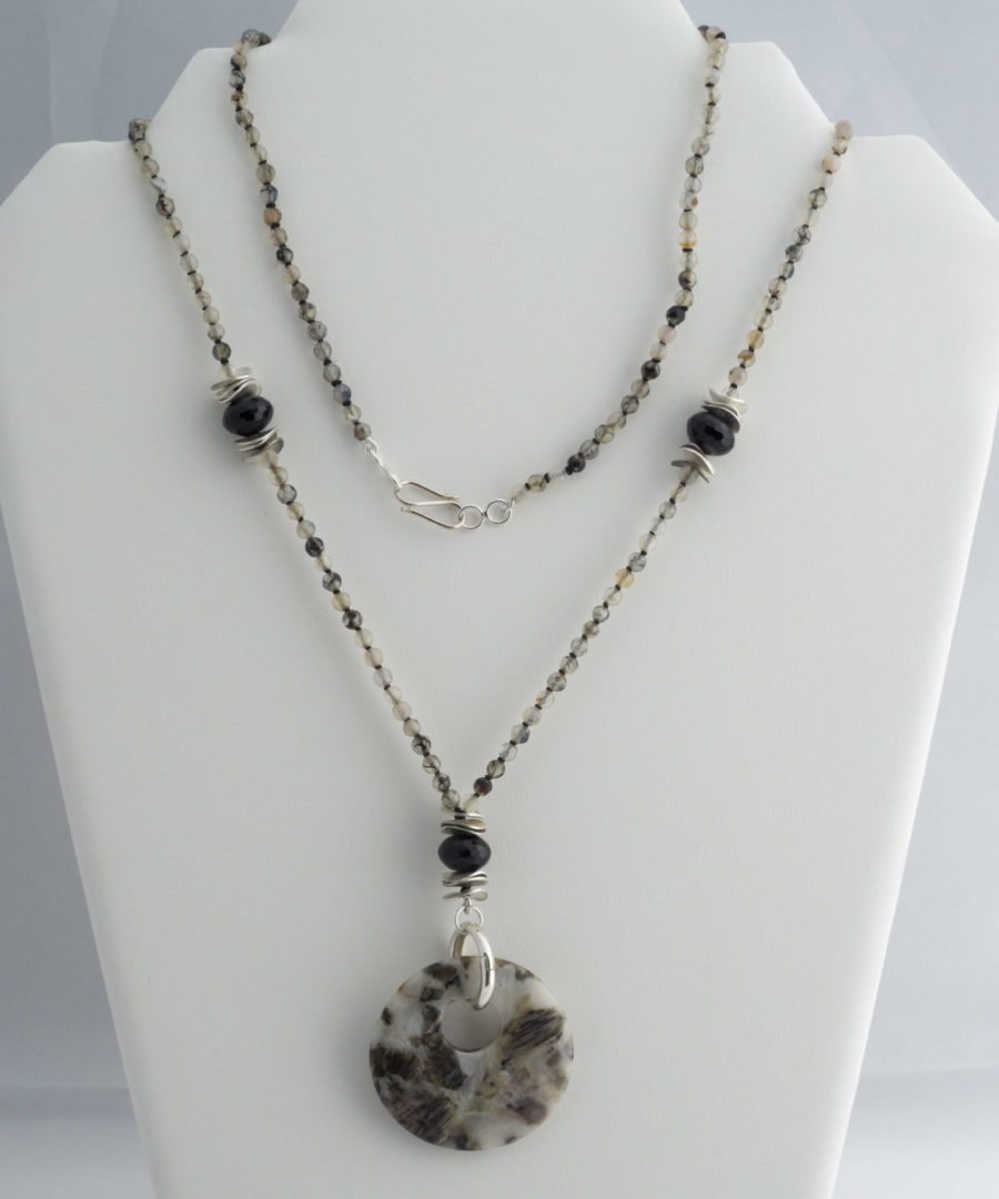 Colgante de Jaspe Redondo, Cuarzo Turmalinado y Piedras de Ónix