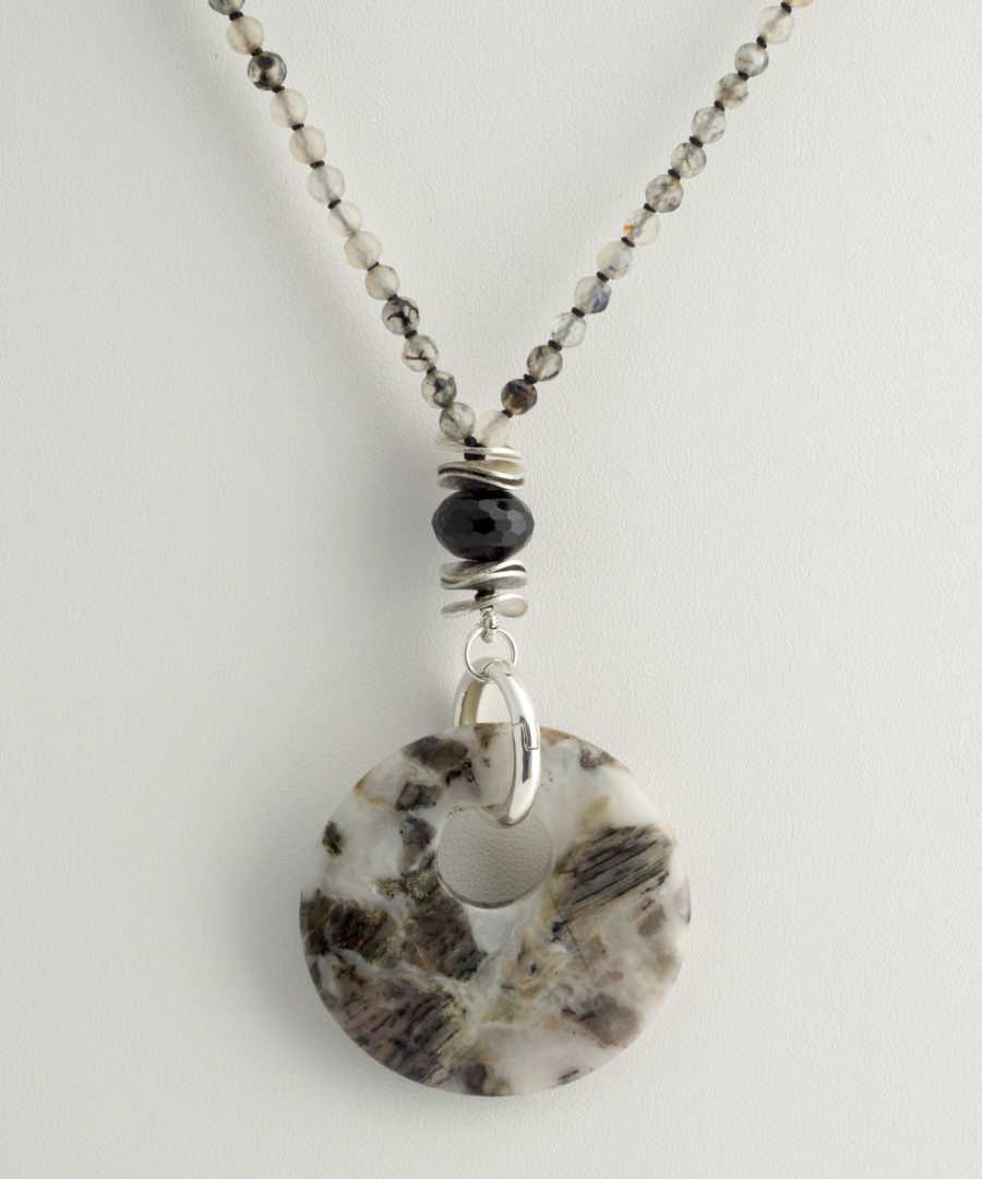 Colgante de Jaspe Redondo, Cuarzo Turmalinado y Piedras de Ónix