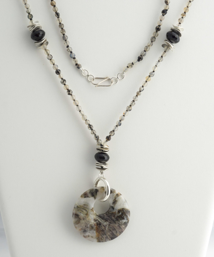 Colgante de Jaspe Redondo, Cuarzo Turmalinado y Piedras de Ónix