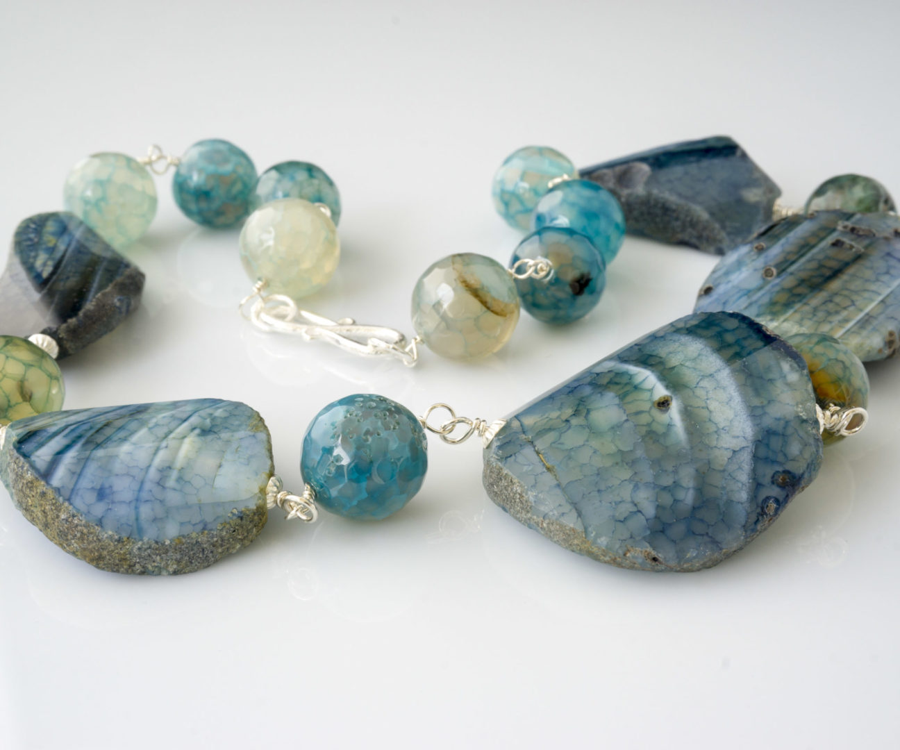 Quienes somos - Collar corto con Ágatas azules