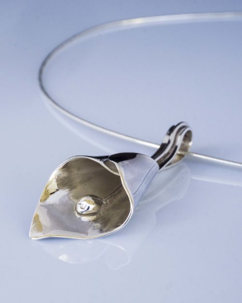 Colgante Cala con cadena corta en plata