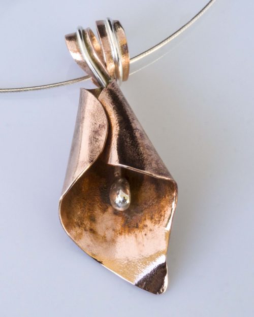 Colgante Cala en cobre y plata envejecida.