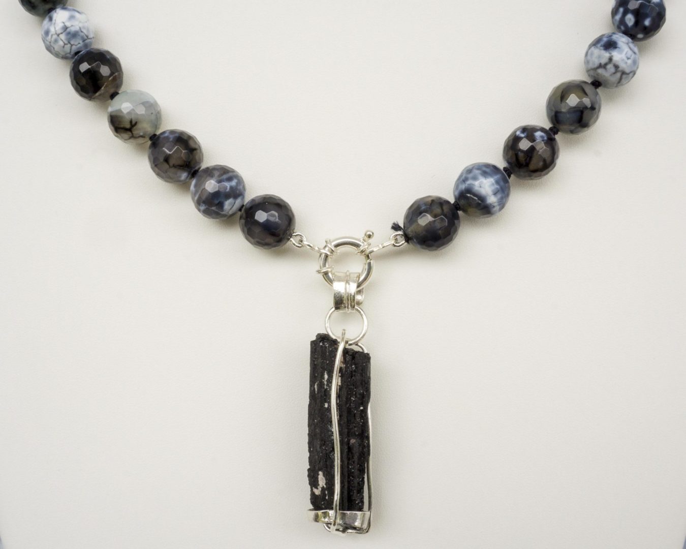 Colgante Turmalina Negra en Jaula de plata